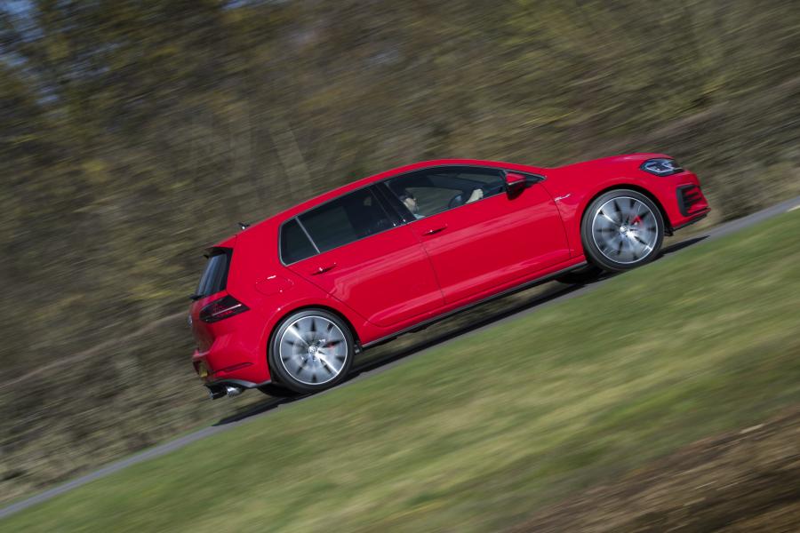  Volkswagen Golf GTi 5-Door 2017 года  (UK) (фото 24 из 28)